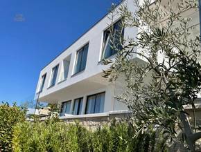 Thumbnail von Modern villa with swimming pool and beautiful sea view