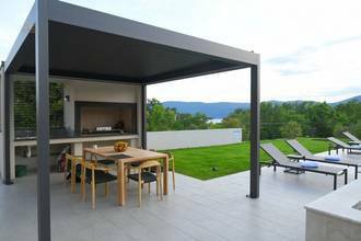 Thumbnail von Attraktive Villa mit Pool und Blick auf das Meer