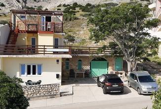 Thumbnail von House with 5 compact apartments