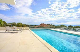 Moderne Luxusvilla mit Swimmingpool und Meerblick, Region Krk, Insel Krk