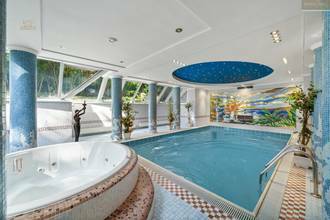 Thumbnail von Majestic villa with indoor pool and elevator in prime location