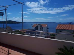 Haus mit Meerblick in der Region Trogir (Festlandküste)
