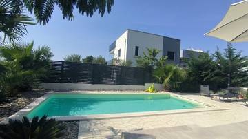 Thumbnail von Modern villa with swimming pool and sea view