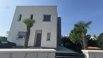 Thumbnail von Modern villa with swimming pool and sea view