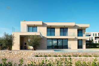 Luxuriöse Villa mit Swimmingpool und Meerblick