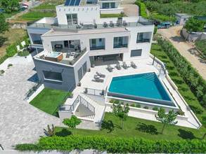 Thumbnail von Exklusive Luxusvilla mit Pool und Meerblick