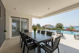 Thumbnail von Exklusive Luxusvilla mit Pool und Meerblick