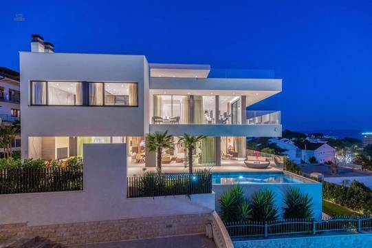 Moderne Luxusvilla mit Pool und Panorama-Meerblick