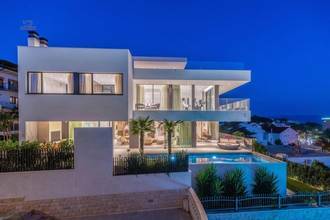 Moderne Luxusvilla mit Pool und Panorama-Meerblick