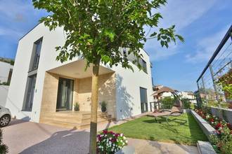 Thumbnail von Luxuriöse Villa mit Pool und Meerblick