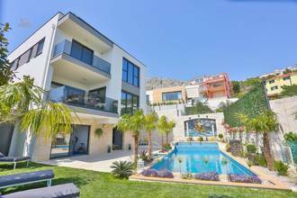 Thumbnail von Luxuriöse Villa mit Pool und Meerblick