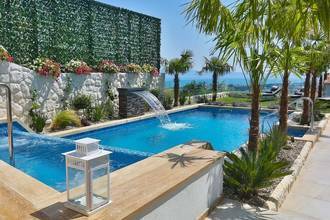 Luxuriöse Villa mit Pool und Meerblick