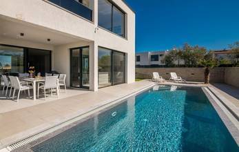 Thumbnail von Modern villa with swimming pool