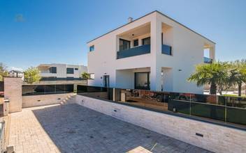 Thumbnail von Modern villa with swimming pool