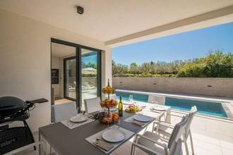 Thumbnail von Modern villa with swimming pool