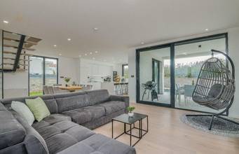 Thumbnail von Modern villa with swimming pool