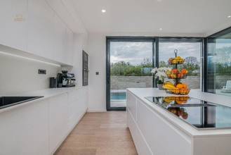 Thumbnail von Modern villa with swimming pool