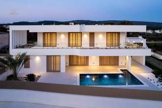 Traumhafte Villa mit Swimmingpool in ruhiger Lage