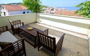 Haus mit Pool und Blick auf das Meer