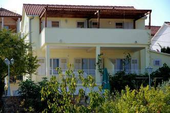 Thumbnail von Haus mit Pool und Blick auf das Meer