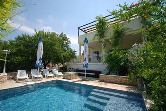 Thumbnail von Haus mit Pool und Blick auf das Meer