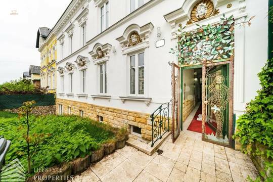 Luxuriöse 12-Zimmer-Villa mit Wellnessbereich Nähe Gersthof