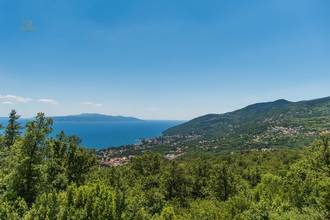 Mediterrane Villa mit Swimmingpool und Blick ins Grüne und auf das Meer