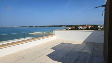 Thumbnail von Modern penthouse with roof terrace in the first row to the sea