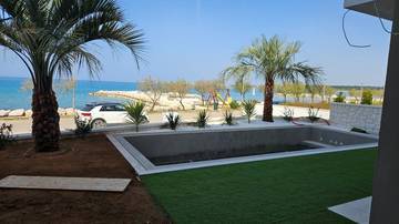 Thumbnail von Exclusive ground-floor apartment with garden and pool - 1st row to the sea