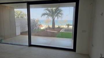 Thumbnail von Exclusive ground-floor apartment with garden and pool - 1st row to the sea