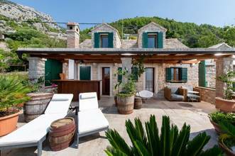 Mediterranes Steinhaus mit Panorama-Meerblick