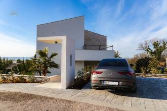 Thumbnail von Moderne Luxusvilla mit Pool und Meerblick
