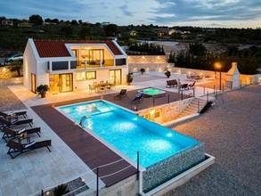 Thumbnail von Moderne Villa mit Infinity-Pool und Panorama-Meerblick