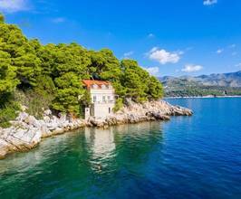 Mediterrane Villa in außergewöhnlicher Lage direkt am Wasser - zur Renovierung
