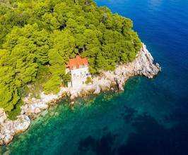 Thumbnail von Mediterrane Villa in außergewöhnlicher Lage direkt am Wasser - zur Renovierung