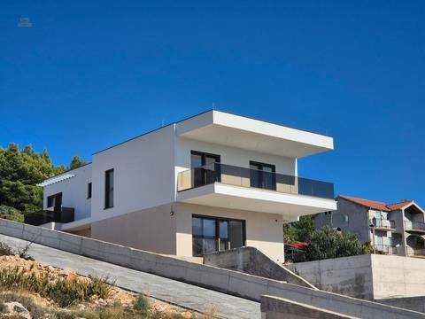 Neubau-Villa mit Swimmingpool und Panorama-Meerblick
