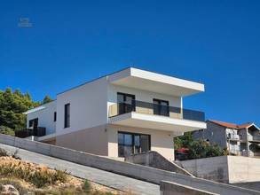 Neubau-Villa mit Swimmingpool und Panorama-Meerblick