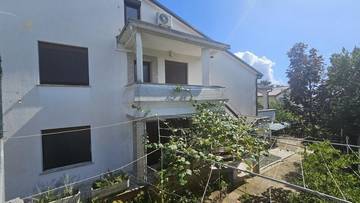 Thumbnail von Semi-detached house with three apartments