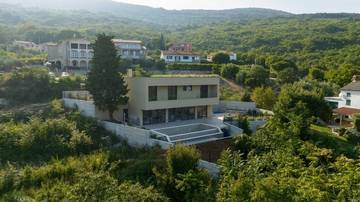 Moderne Villa mit Pool und Blick auf das Meer