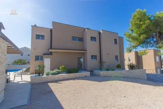 Thumbnail von Villa with 5 apartments in an exceptional location overlooking the Kornati