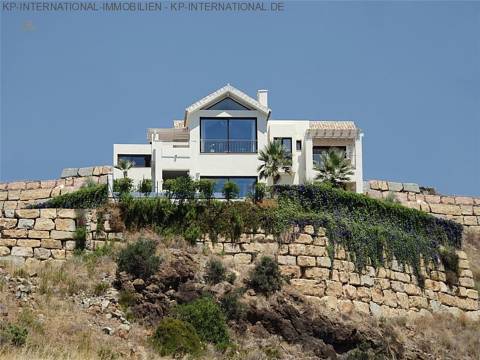 ***Moderne Architektur mit Panoramablick auf das Meer und die Berge***