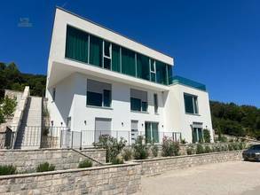 Moderne Luxusvilla mit Pool und Panorama-Meerblick