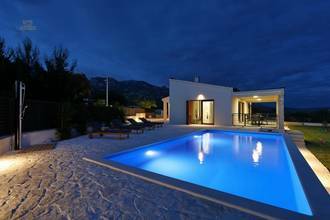 Moderner Bungalow mit Pool und Meerblick
