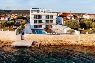 Thumbnail von Modern luxury villa directly on the sea