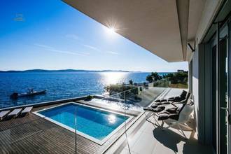 Thumbnail von Modern luxury villa directly on the sea