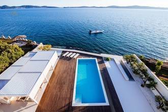 Thumbnail von Modern luxury villa directly on the sea