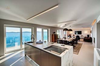Thumbnail von Modern luxury villa directly on the sea