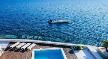 Thumbnail von Modern luxury villa directly on the sea