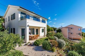 Modernes Familienhaus mit wunderschönem Blick auf das Meer, Region Karlobag