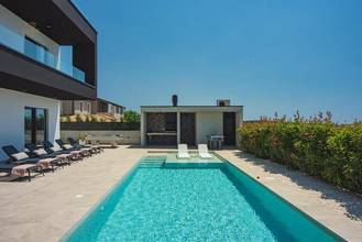 Thumbnail von Modern villa with pool and rooftop terrace